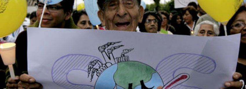 hombre sostiene un cartel manifestación para proteger la tierra