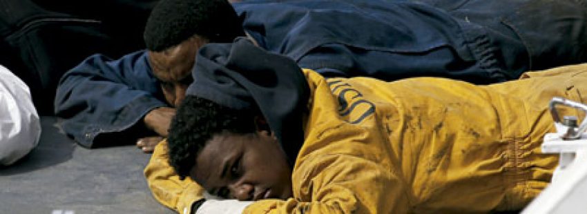 inmigrantes supervivientes del naufragio en el Mediterráneo abril 2015