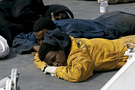 inmigrantes supervivientes del naufragio en el Mediterráneo abril 2015