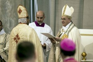 papa Francisco entrega bula por la que convoca el Año Santo Extraordinario de la Misericordia 11 abril 2015