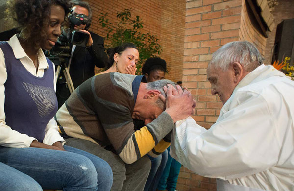 Jueves Santo 2015 papa Francisco en el Complejo Penitenciario de Rebibbia lavatorio de pies