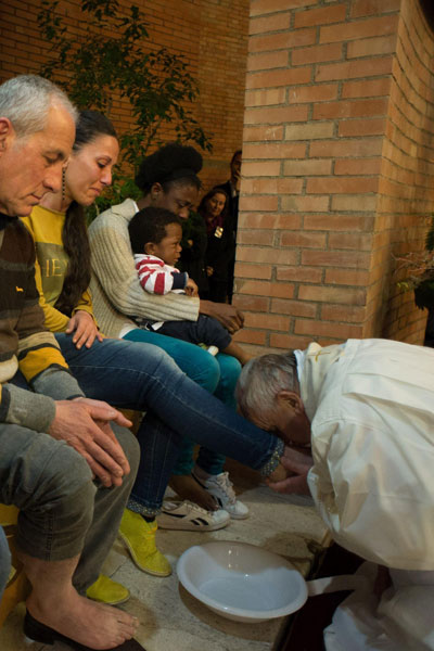 Jueves Santo 2015 papa Francisco en el Complejo Penitenciario de Rebibbia lavatorio de pies