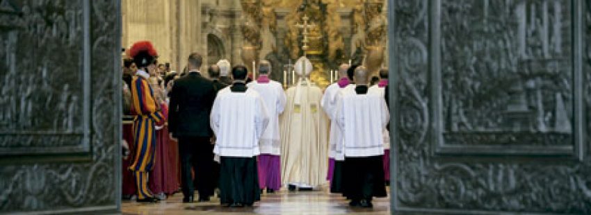 papa Francisco deja atrás la Puerta Santa el día que entrega bula por la que convoca el Año Santo Extraordinario de la Misericordia 11 abril 2015