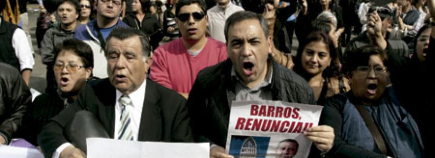 protestas con globos negros para mostrar su rechazo al nombramiento de Juan Barros como obispo de Osorno