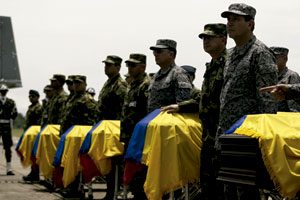 soldados colombianos junto a los ataúdes de los 11 militares asesinados por las FARC abril 2015