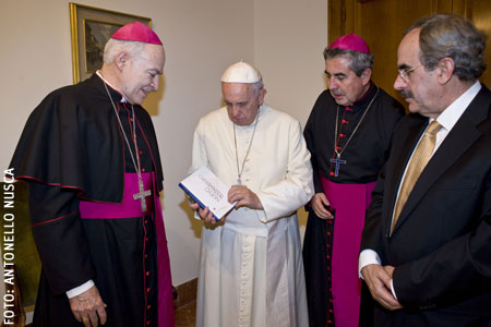 papa Francisco recibe el Nuevo Testamento BIA del CELAM y PPC, con Carlos Aguiar, Santiago Silva Retamales y Aurelio Matos 6 mayo 2015