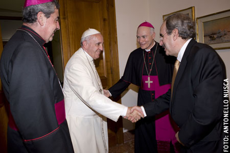 papa Francisco recibe el Nuevo Testamento BIA del CELAM y PPC, con Carlos Aguiar, Santiago Silva Retamales y Aurelio Matos 6 mayo 2015