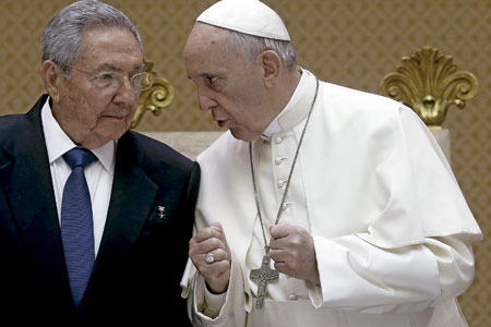 papa Francisco recibe a Raúl Castro, presidente de Cuba, en el Vaticano 10 mayo 2015