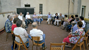 reunión por el proyecto de pisos sociales en el edificio del Seminario de Lleida cedido por el obispo Joan Piris, terminados en 2015
