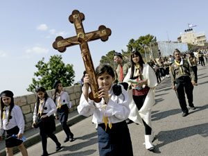 procesión de cristianos palestinos hacia el Monte de los Olivos en Jerusalén