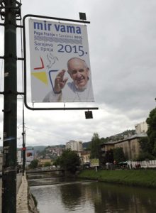 cartel papa Francisco anunciando el próximo viaje a Sarajevo 6 junio 2015