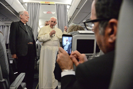rueda de prensa el papa Francisco en el avión de vuelta del viaje de Sarajevo a Roma 6 junio 2015