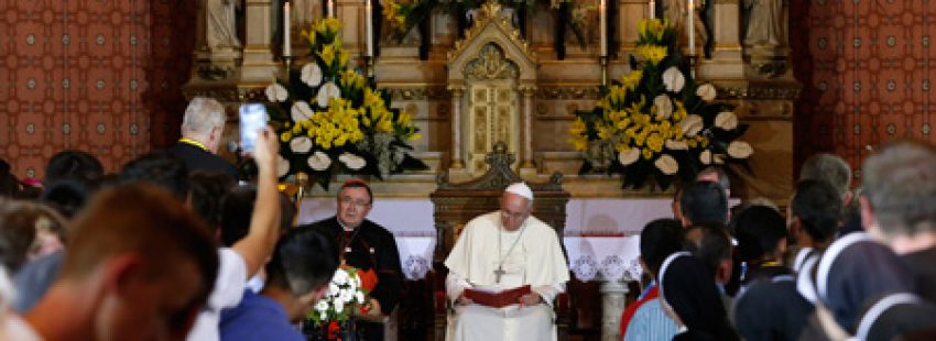 papa Francisco en la catedral católica de Sarajevo viaje 6 junio 2015