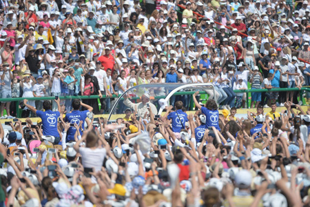 papa Francisco en el papamóvil en el estadio Kosevo de Sarajevo misa con 50.000 personas 6 junio 2015