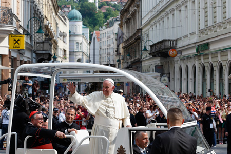 papa Francisco saluda a los fieles a su llegada a la catedral católica de Sarajevo 6 junio 2015