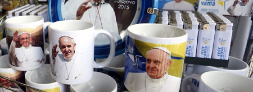 merchandising tazas platos mecheros conmemorativos del viaje del papa Francisco a Sarajevo