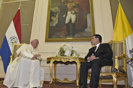 papa Francisco con Horacio Cartes, presidente de Paraguay, en el Palacio Presidencial 10 julio 2015