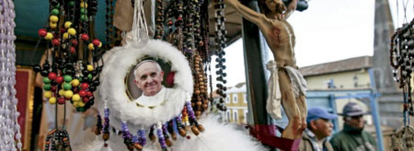 rosarios y atrapasueños con la imagen del papa Francisco en un mercadillo en América Latina previo al viaje de julio 2015