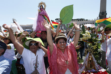 bolivianos en el Vaticano días antes del viaje del papa Francisco julio 2015