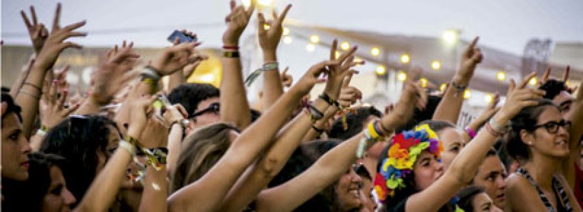 jóvenes en un festival de música de verano