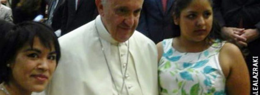 papa Francisco con Karla y Ana Laura, víctimas de trata de personas, dieron su testimonio ante el papa Francisco julio 2015 Foto de Valentina Alazraki