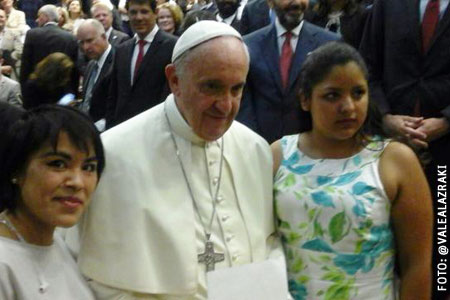 papa Francisco con Karla y Ana Laura, víctimas de trata de personas, dieron su testimonio ante el papa Francisco julio 2015 Foto de Valentina Alazraki