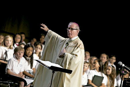 obispo predicando una homilía durante una celebración con jóvenes