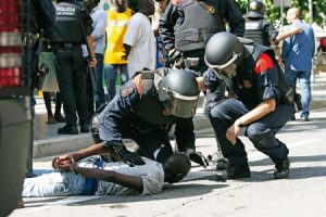 Los ‘mossos’ detienen a un manifestante en Salou
