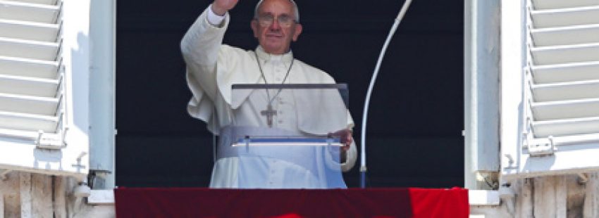 papa Francisco durante el Angelus desde la ventana de los apartamentos pontificios julio 2015