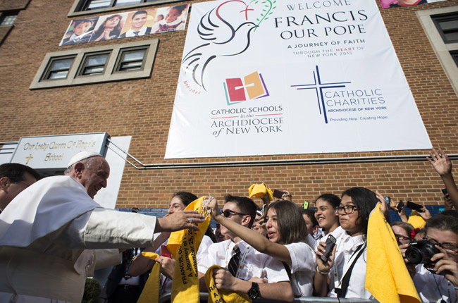 papa Francisco visita una escuela con inmigrantes en Harlem