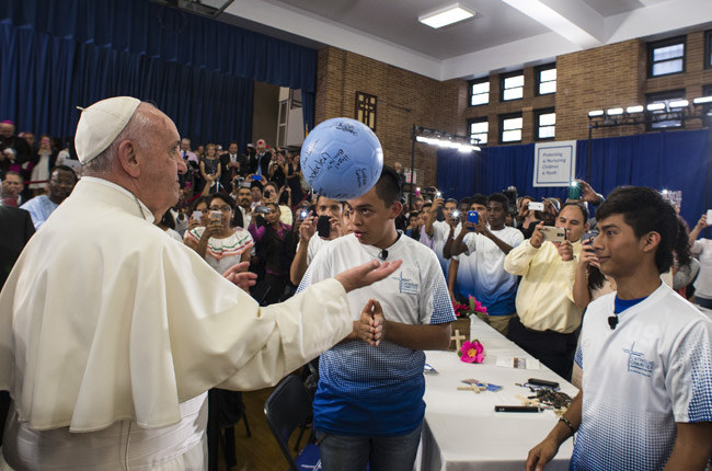 papa Francisco visita una escuela con inmigrantes en Harlem