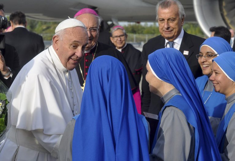 papa Francisco se va del aeropuerto JFK de Nueva York y saluda a religiosas de una congregación argentina asentadas en Brooklyn 26 septiembre 2015