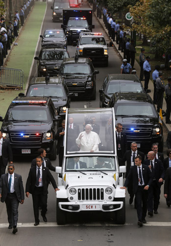 papa Francisco en papamóvil por Filadelfia