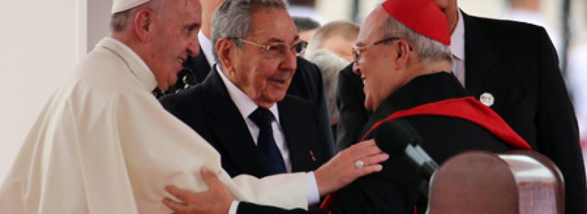 papa Francisco con Raúl Castro y cardenal Jaime Ortega a la llegada a La Habana 19 septiembre 2015 Viaje a Cuba