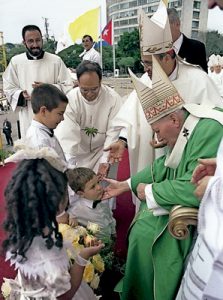 Juan Pablo II con niños en una eucaristía en Cuba enero 1998