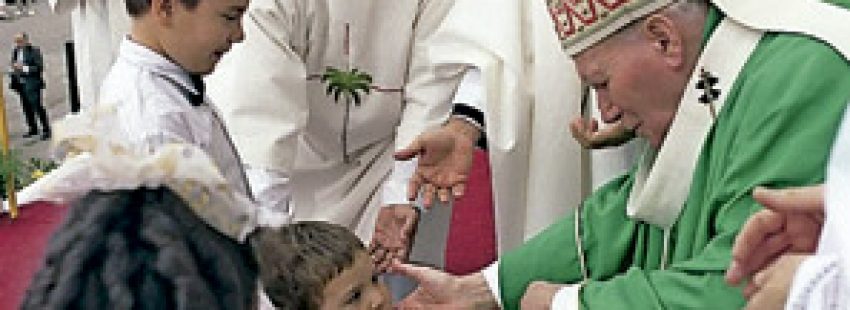 Juan Pablo II con niños en una eucaristía en Cuba enero 1998