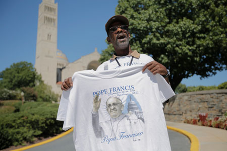 Venta de camisetas del Papa en la Basílica de la Inmaculada (Washington), donde Francisco celebrará misa el día 23