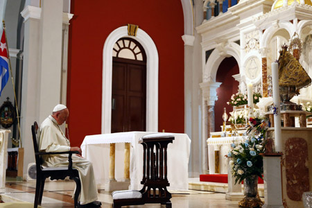 papa Francisco reza en el santuario de la Virgen de la Caridad del Cobre, Patrona de Cuba, en Santiago 21 septiembre 2015