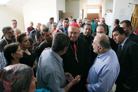 El cardenal Sandri con un grupo de refugiados cristianos iraquíes