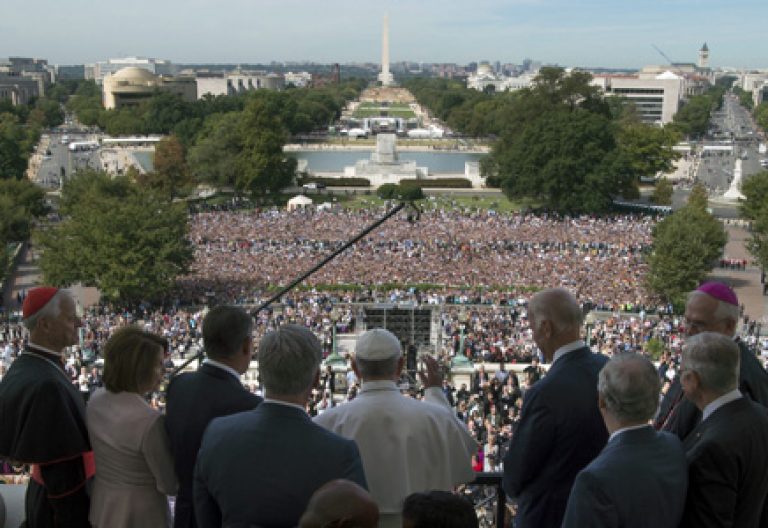papa Francisco saluda a miles de personas desde el balcón del Capitolio tras el discurso al Congreso Estados Unidos 24 septiembre 2015