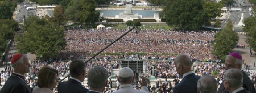 papa Francisco saluda a miles de personas desde el balcón del Capitolio tras el discurso al Congreso Estados Unidos 24 septiembre 2015