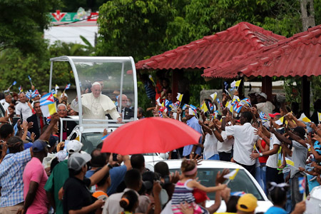 papa Francisco en papamovil a su llegada a Santiago de Cuba 21 septiembre 2015