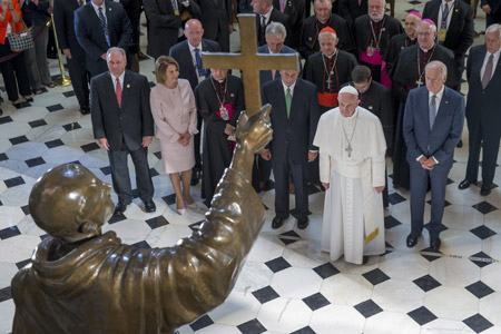 papa Francisco en el Congreso de los Estados Unidos ante la estatua de fray Junípero Serra 24 septiembre 2015