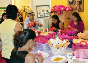 Varias madres del centro de las Hermanitas, en Harlem, preparan las flores para la visita del Papa