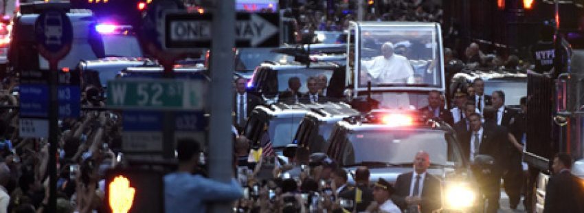 papa Francisco en papamóvil atraviesa la Quinta Avenida en Nueva York viaje a Estados Unidos 24 septiembre 2015