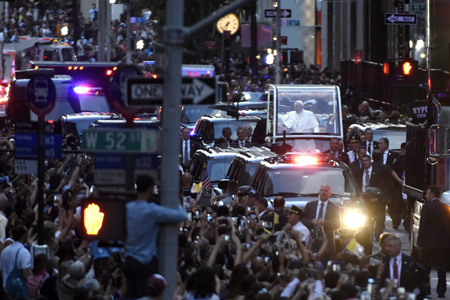 papa Francisco en papamóvil atraviesa la Quinta Avenida en Nueva York viaje a Estados Unidos 24 septiembre 2015