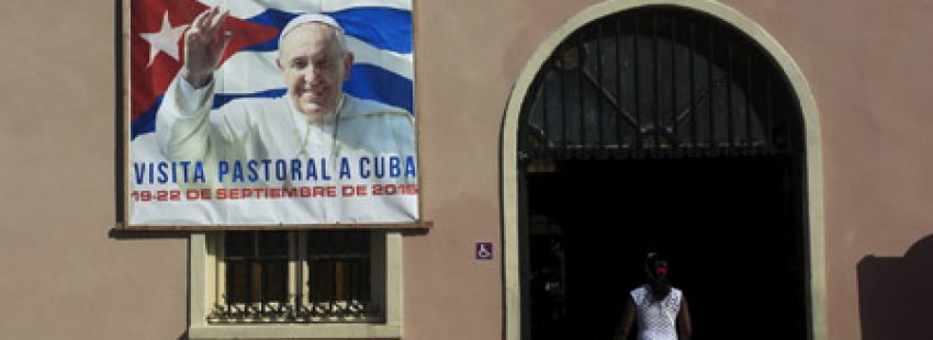 mujer en una iglesia en Santiago de Cuba que espera al papa Francisco 19-28 septiembre 2015