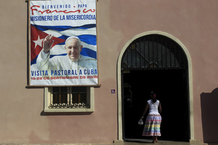 mujer en una iglesia en Santiago de Cuba que espera al papa Francisco 19-28 septiembre 2015