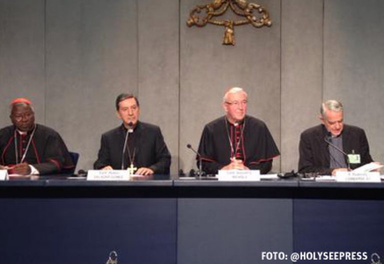 padre Federico Lombardi portavoz de la Santa Sede rueda de prensa Sínodo de los Obispos sobre la Familia 15 octubre 2015