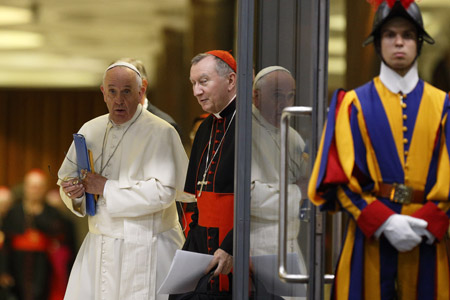 papa Francisco con el cardenal Pietro Parolin lunes 5 octubre apertura del Sínodo 2015 sobre la familia